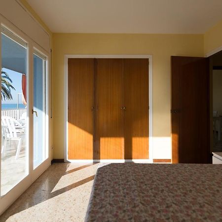 Apartamento En 1Era Linea Mar Con Terraza De 25M2 Castelldefels Eksteriør billede
